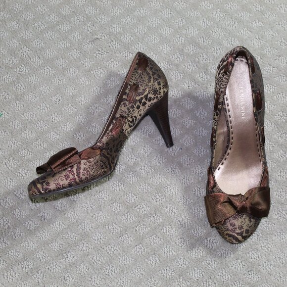 Gianni Bini Betsy Size 9M Rounded Toe Brown Metallic Lace with Satin Bow Heels - Picture 1 of 7